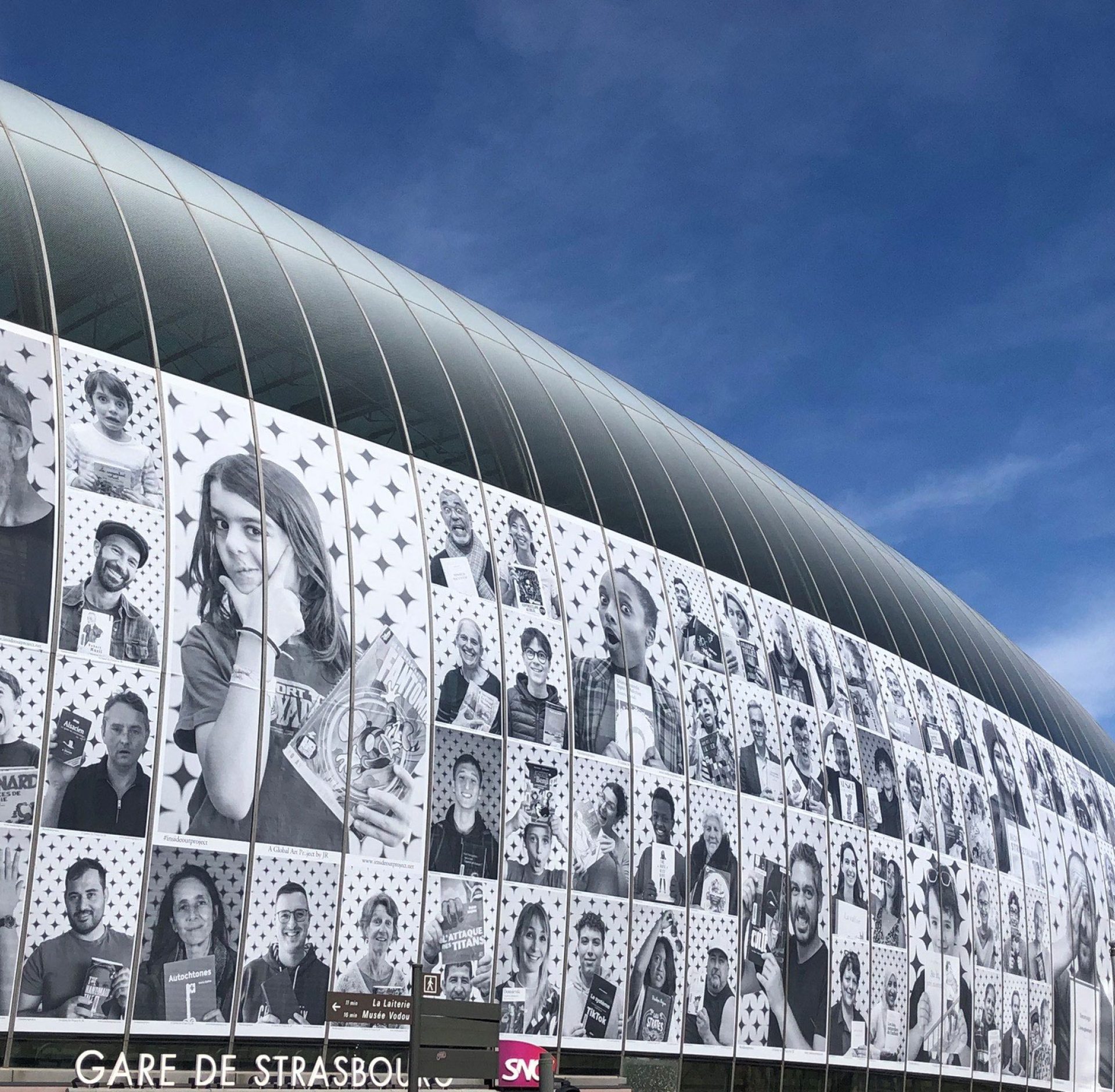 Action Inside Out x Lire notre monde sur la verrière de la gare de Strasbourg