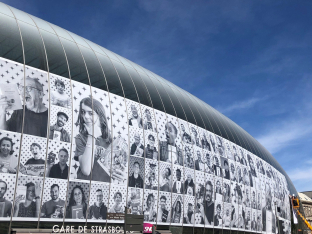 Action Inside Out x Lire notre monde sur la verrière de la gare de Strasbourg